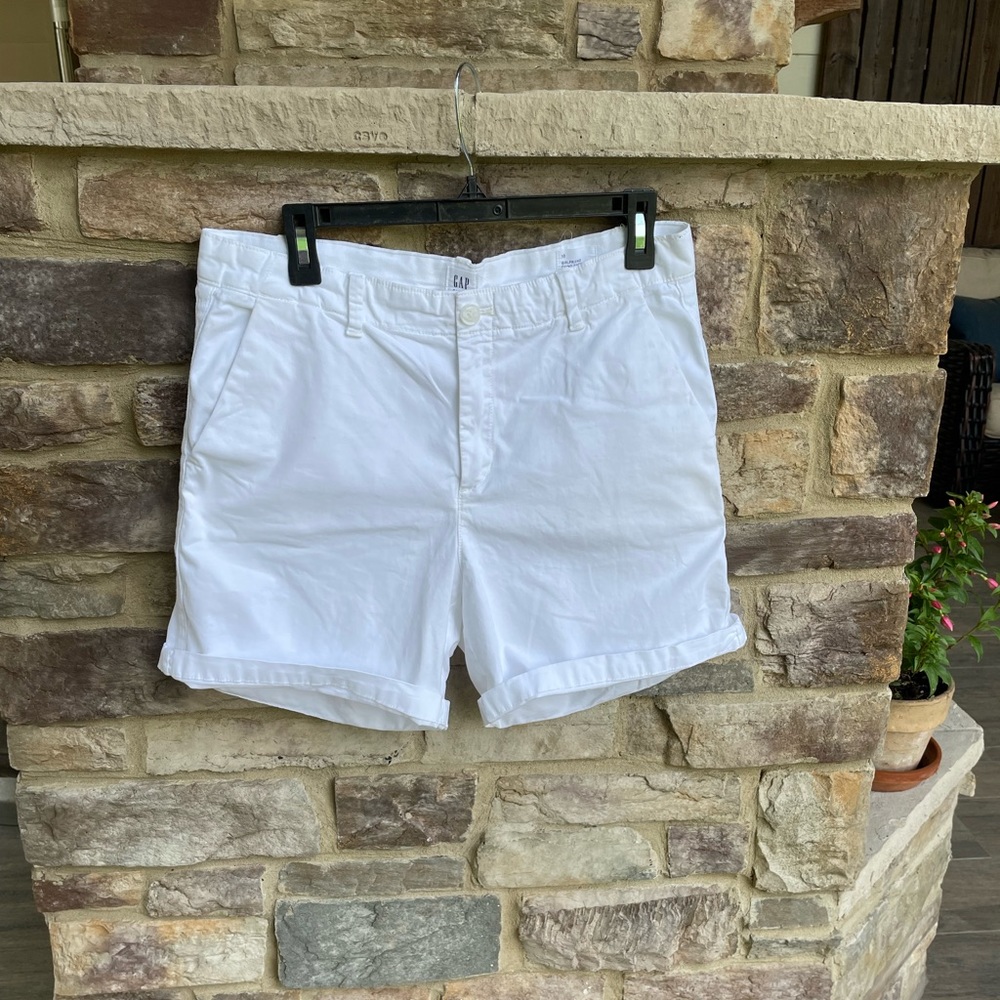 Gap white girlfriend chino short size 10, good condition